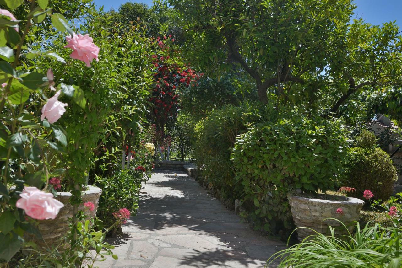 Kostas' Garden Lejlighed Roda  Eksteriør billede