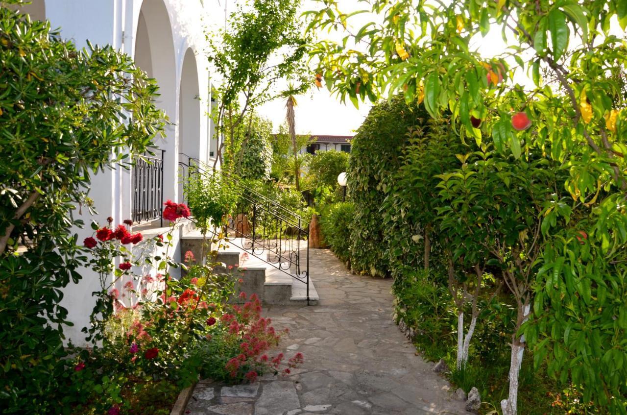 Kostas' Garden Lejlighed Roda  Eksteriør billede